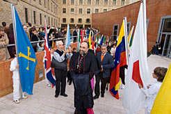 Imagen del arco de baderas tras el acto.
