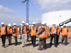 El consjero Catalán  y miembros de su Departamento en la visita de obras de la depuradora Bajo Ebro