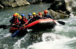 Imagen de jóvenes practicando rafting