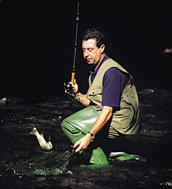 Imagen de un pescador recogiendo su captura.