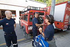 En la imagen, tres de los bomberos que partieron el pasado martes a Santiago de Compostela
