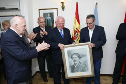 El Presidente Sanz entrega al Centro Navarro de Mendoza un retrato de Sarasate. Junto a &#233;l, el predidente del Centro, Esteban Nieto; Crisanto Ayanz y Sandalio Monreal.
