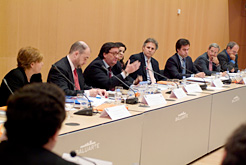 El consejero Armendáriz, junto a los participantes en el Foro.
