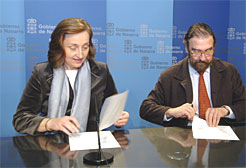 La consejera Kutz y el presidente del Colegio Oficial de Médicos de Navarra, Gabriel Delgado, en la firma de la modificación que actualiza el Convenio