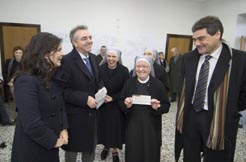 El Presidente Sanz entrega el cheque