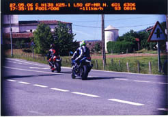 Moto cometiendo una infracción de velocidad