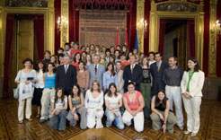 El consejero Palacios, junto con los equipos ganadores 