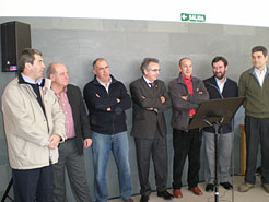 De izquierda a derecha: los alcaldes de Arette (Pierre Casabonne), Roncal (Agapito Boj), e Isaba (Angel Luis de Miguel), el Presidente Sanz, los consejeros Carlos Esparza y Juan Ramón Corpas y el parlamentario José Andrés Burguete