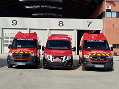 Las tres nuevas ambulancias. En el centro, la medicalizada.
