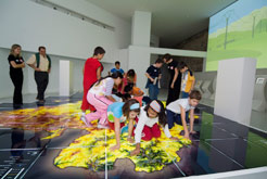 Alumnos y alumnas del Colegio Vázquez de Mella, durante la visita a la exposición.