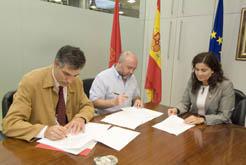 Un momento de la firma del contrato