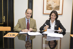 Catalán y Barcina en la firma del Convenio. 