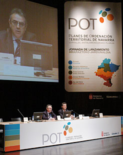 El Presidente Sanz y el consejero Burguete, durante la apertura de la jornada.