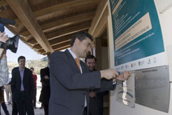 Los consejeros Burguete y Corpas colocan la placa de la Q de Calidad a la entrada de la Foz de Lumbier 