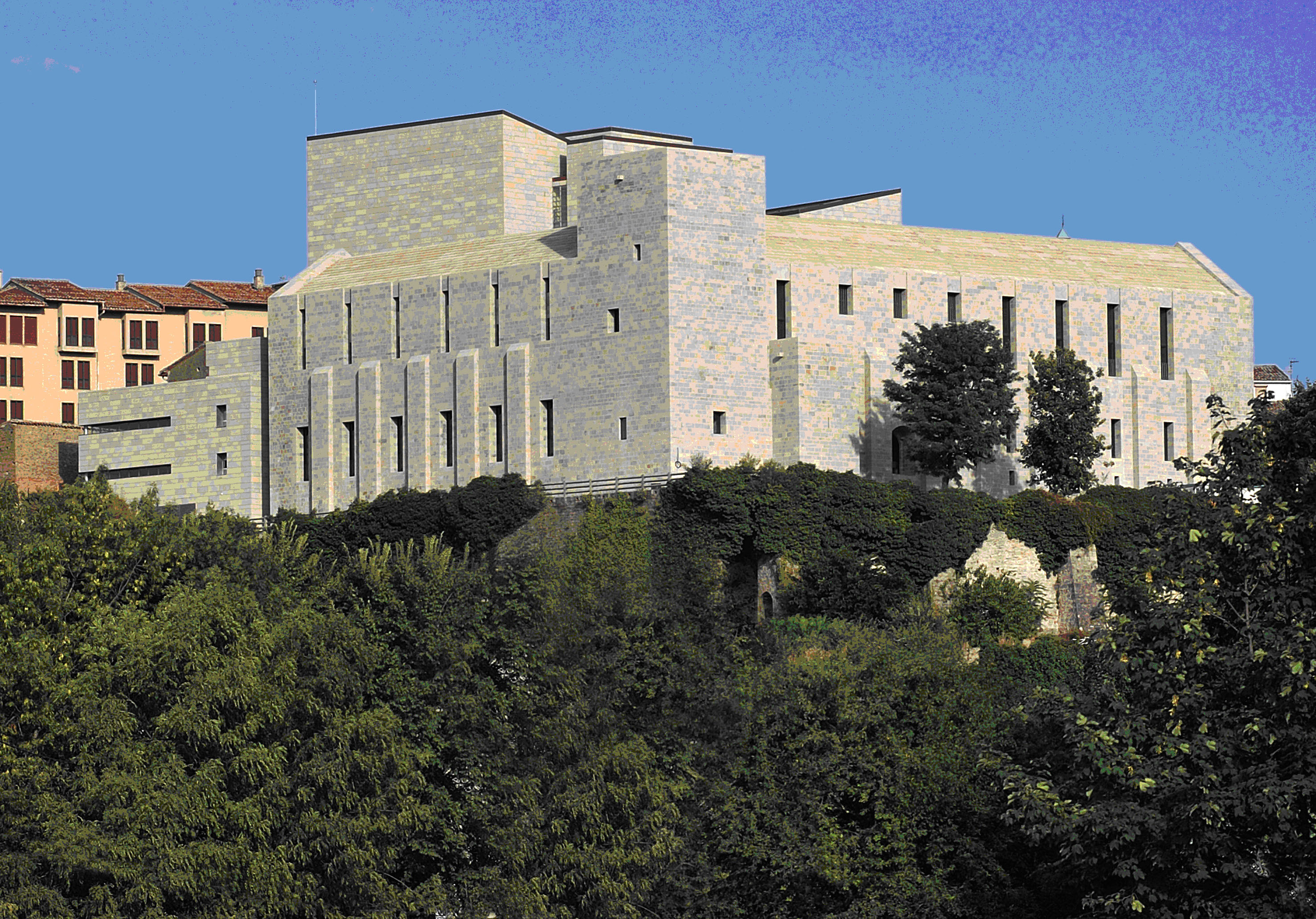 Vista exterior del Archivo Real y General de Navarra.