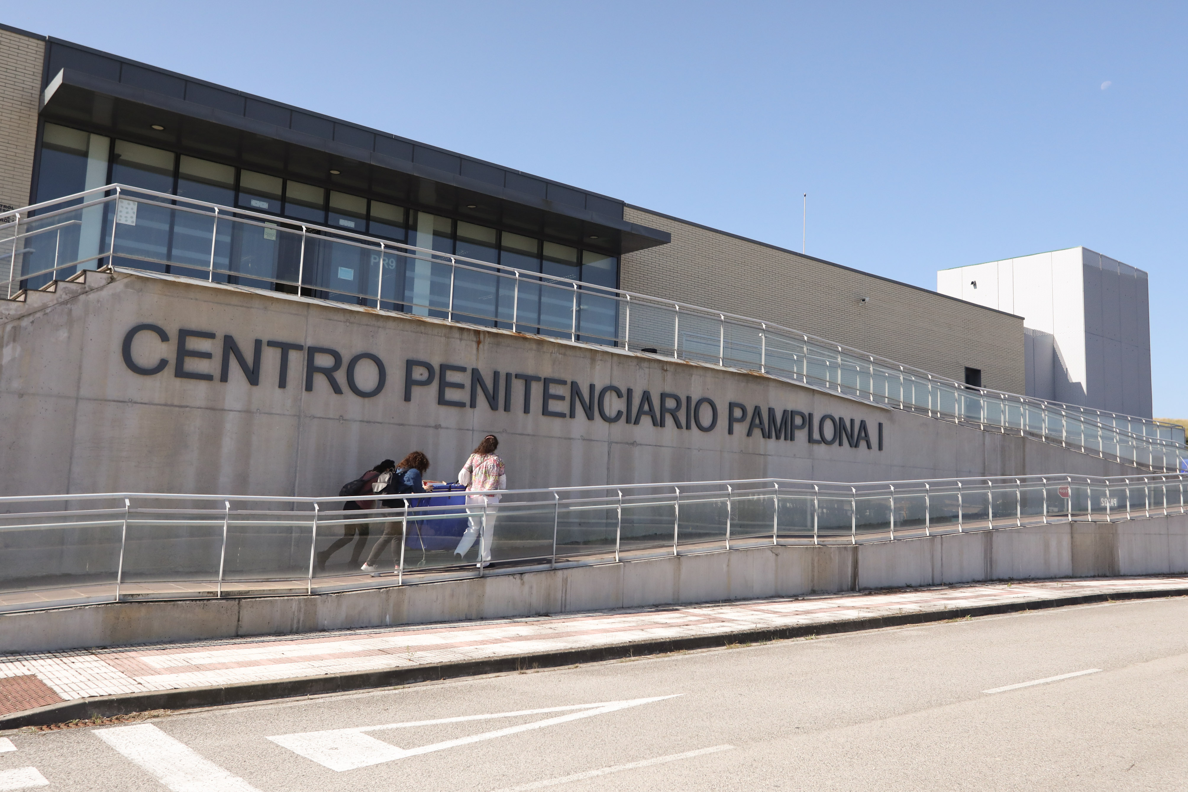 imagen Responsables del proyecto 'A las olvidadas' llevando un paquete de libros para las reclusas del Centro Penitenciario de Pamplona en 2021