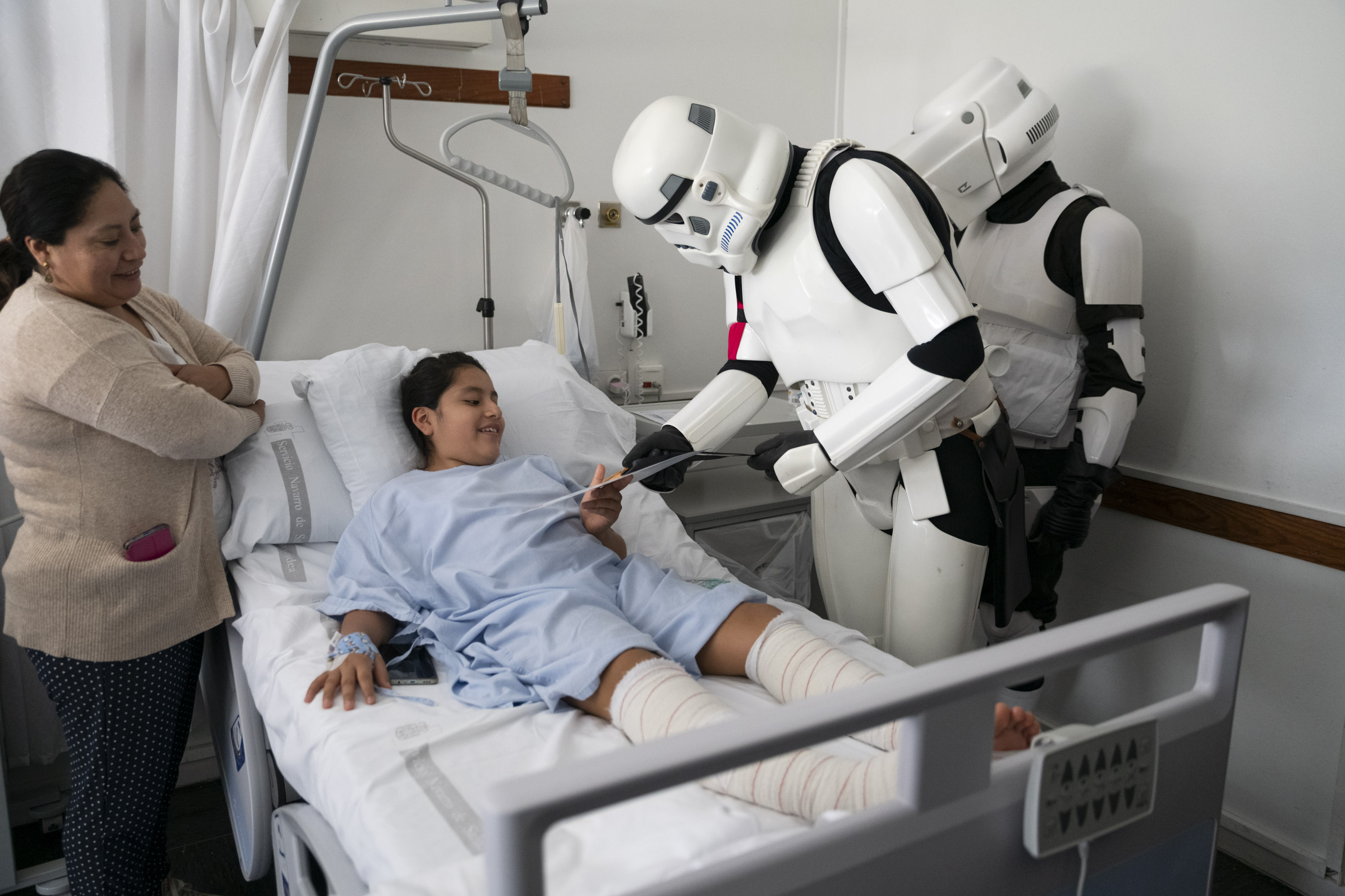 imagen Los pacientes de pediatría del HUN reciben la visita de los personajes de Star Wars con motivo de la campaña “La fuerza contra el cáncer”